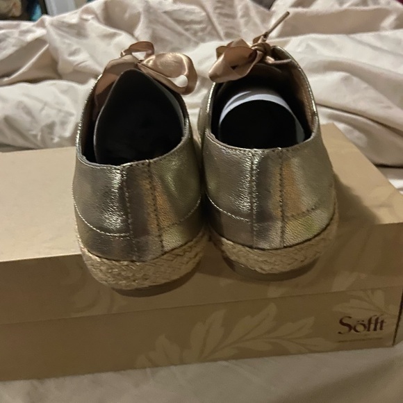 Gold shoes - Picture 5 of 5